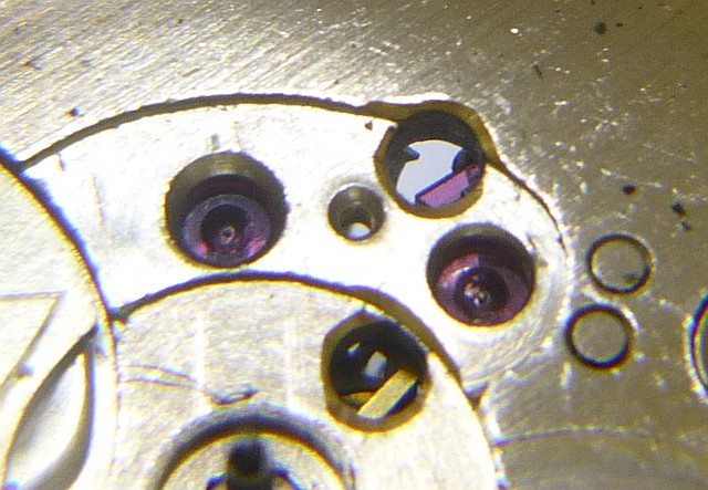 mounting for the two disfunctional cap jewels on the dial side Intex 1057 AUT SCD CLD: mounting for the two disfunctional cap jewels on the dial side