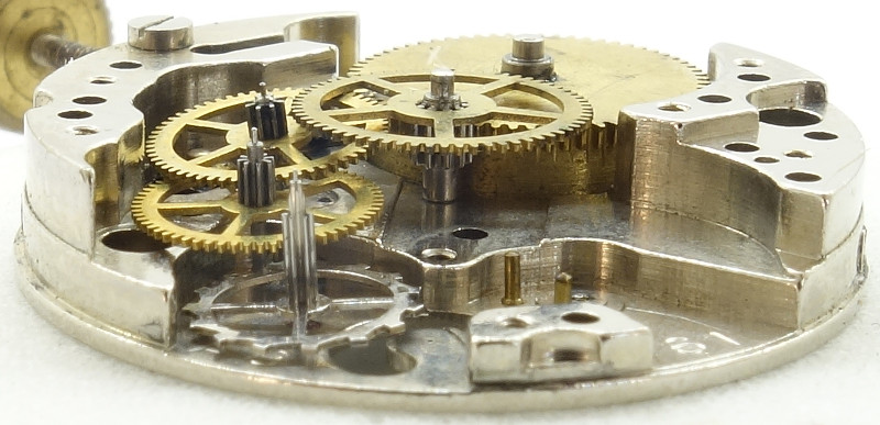 side view of the gear train Smiths LY Empire: side view of the gear train